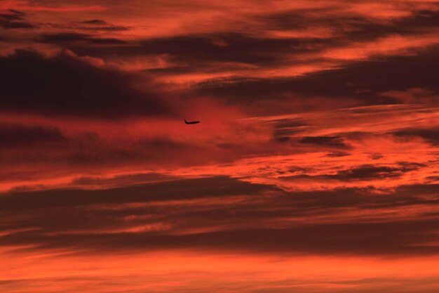 Niedriger Blickwinkel auf orangefarbene Wolken am Himmel