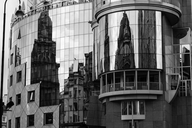 Niedriger Blickwinkel auf Reflexionen auf modernen Gebäuden