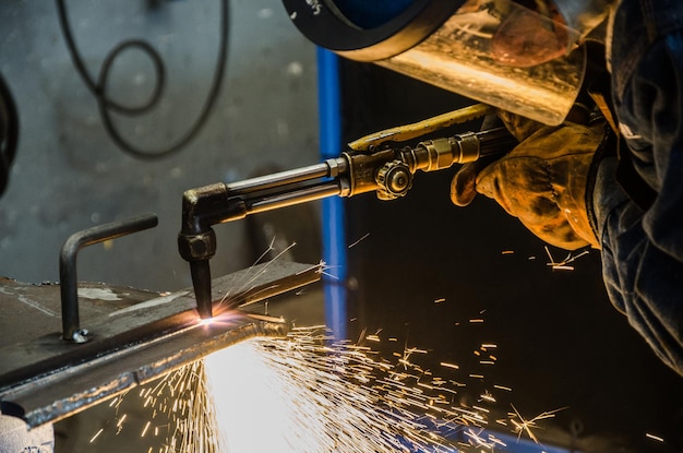 Foto niedriger blickwinkel der maschinen in der fabrik