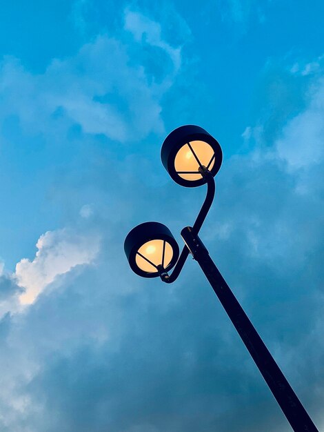 Foto niedriger blickwinkel der straßenleuchte gegen den himmel