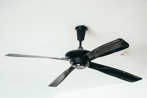 Niedriger Blickwinkel des Deckenventilators zu Hause