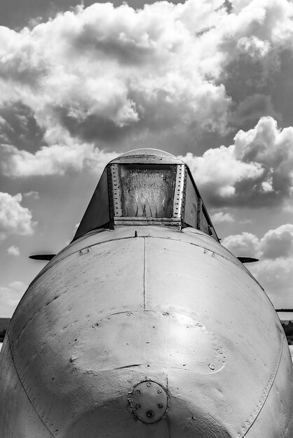 Foto niedriger blickwinkel des flugzeugs auf den himmel