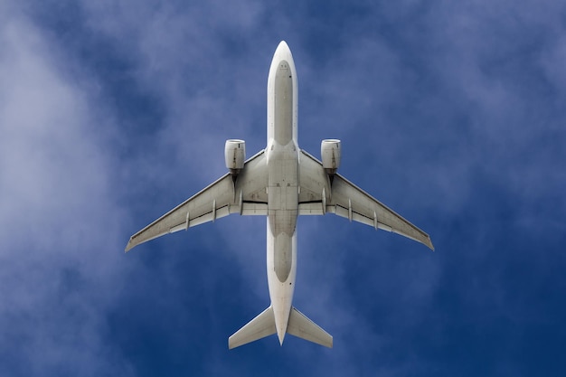 Niedriger Blickwinkel des Flugzeugs auf den Himmel