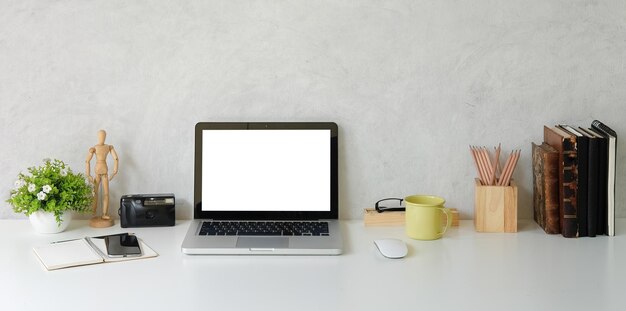 Foto niedriger blickwinkel des laptops auf dem tisch gegen die wand