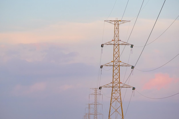 Niedriger Blickwinkel des Strompylons gegen den Himmel während des Sonnenuntergangs