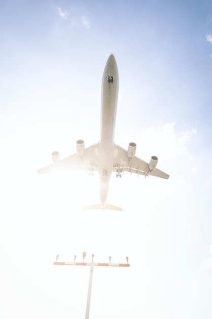Niedriger Blickwinkel eines Flugzeugs, das gegen den Himmel fliegt