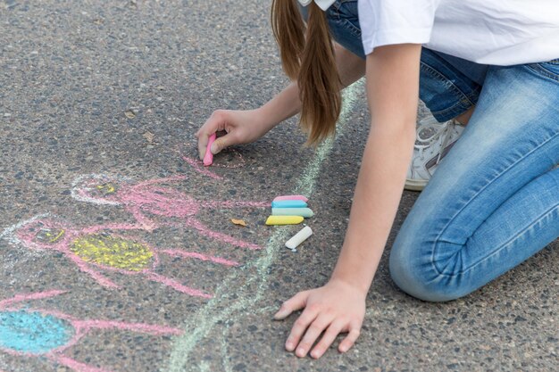 Niedriger Teil der Frau auf der Straße