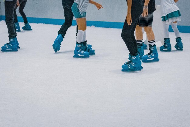 Foto niedriger teil der leute beim eislaufen