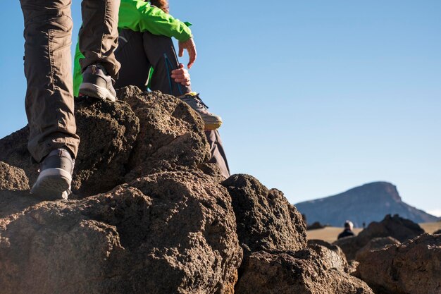 Niedriger Teil der Menschen auf dem Felsen gegen den Himmel