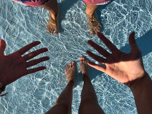 Foto niedriger teil der menschen im wasser.