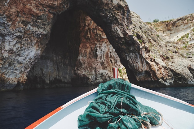 Niedriger Teil des Bootes in der Blauen Grotte auf Malta