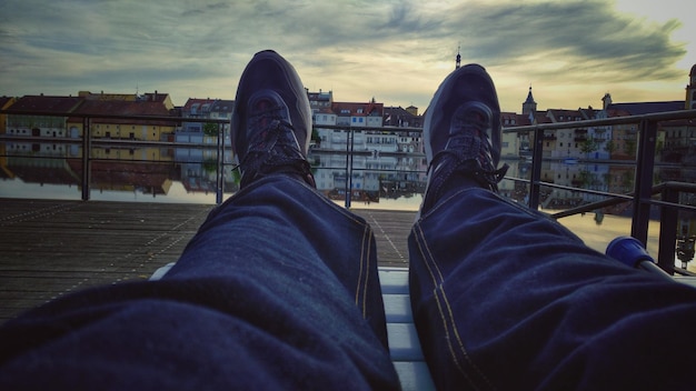 Foto niedriger teil des mannes in der stadt gegen den himmel