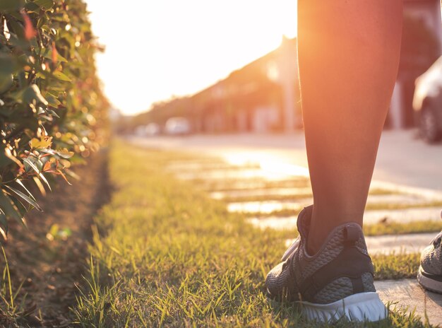 Foto niedriger teil einer frau, die auf einem fußweg steht