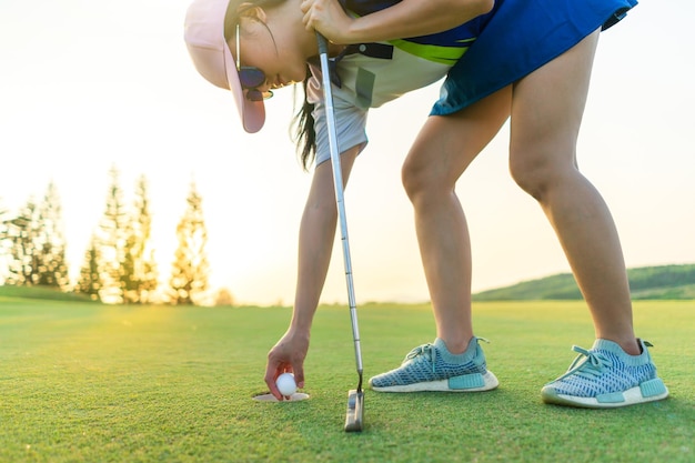 Foto niedriger teil einer person, die auf einem golfplatz steht