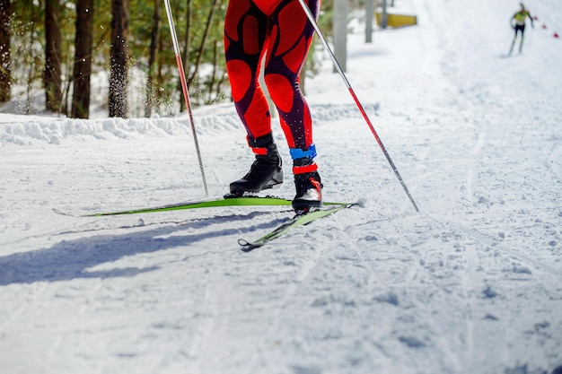 Niedriger Teil einer Person, die auf einem schneebedeckten Feld Ski fährt