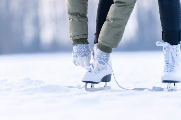 Niedriger Teil einer Person, die auf einer schneebedeckten Landschaft steht