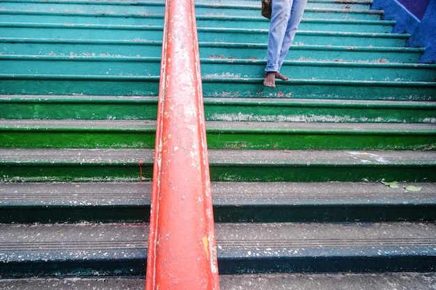 Foto niedriger teil einer person, die eine treppe hinuntergeht
