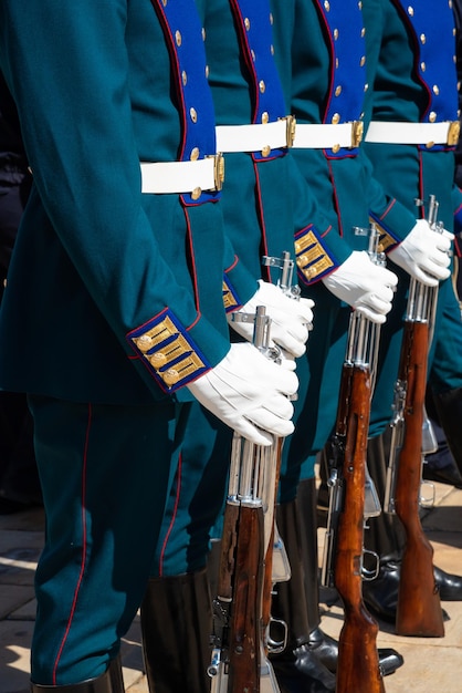 Foto niedriger teil von armeesoldaten mit gewehren auf der straße