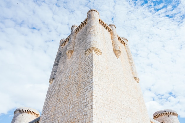 Niedriger Winkel eines Burgturms aus dem 13. Jahrhundert in Torrelobaton Valladolid.