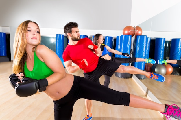 Niedriges Tritttraining der Box-Aeroboxgruppe an der Turnhalle