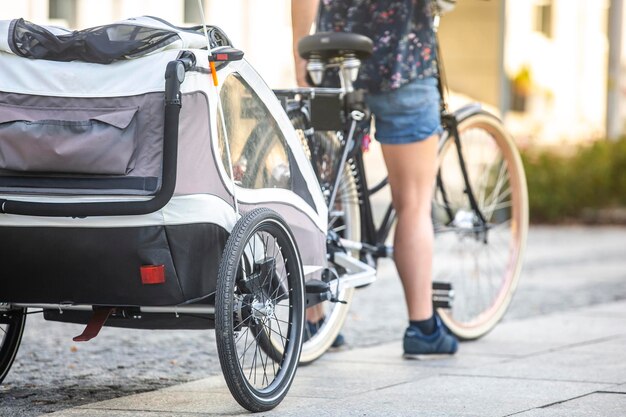 Foto niedrigste bevölkerungsschicht fährt fahrrad auf der straße