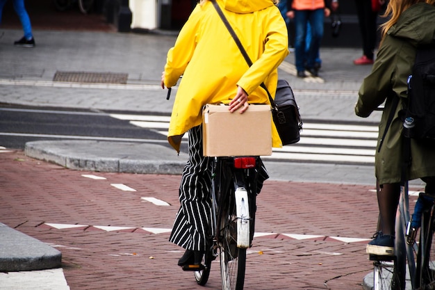 Niedrigste Gruppe von Frauen, die auf der Straße Fahrrad fahren