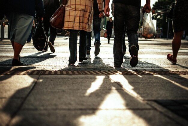 Foto niedrigste gruppe von menschen, die die straße überqueren