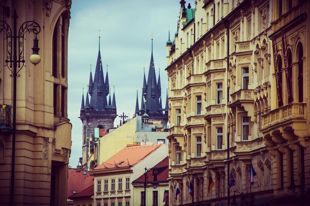 Foto niedrigwinkelansicht auf alte gebäude und die kirche gegen den himmel