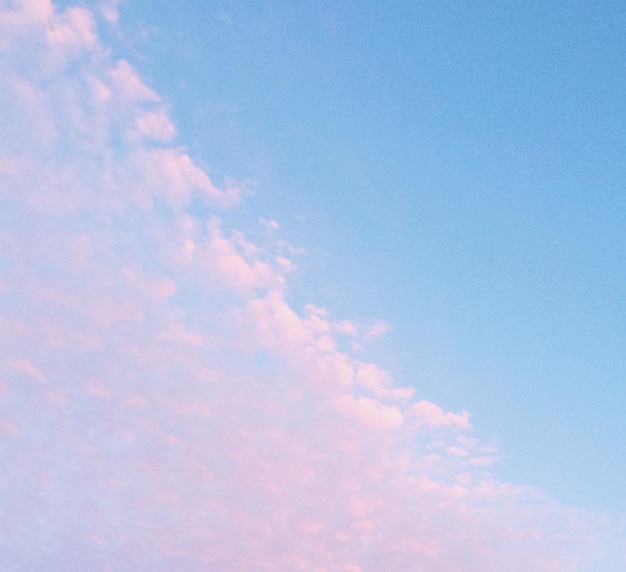 Niedrigwinkelansicht auf blauen Himmel und Wolken