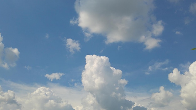 Niedrigwinkelansicht auf blauen Himmel und Wolken