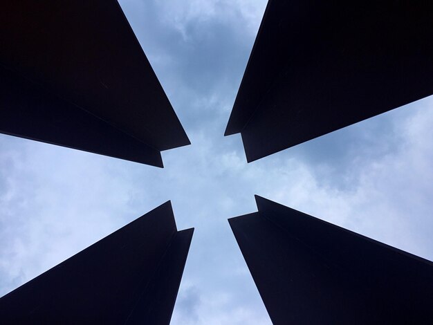 Niedrigwinkelansicht auf das Denkmal gegen den bewölkten Himmel im Mauerpark