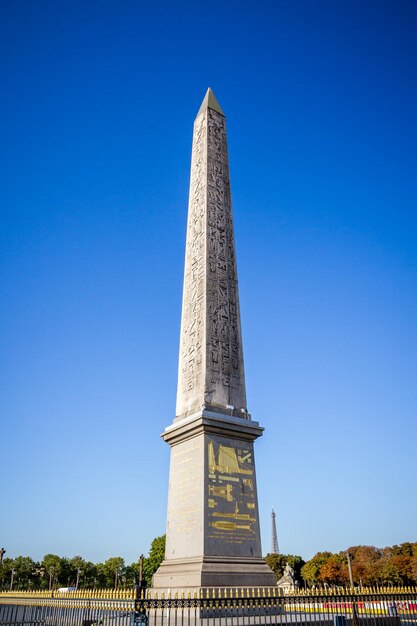 Niedrigwinkelansicht auf das Denkmal gegen den blauen Himmel