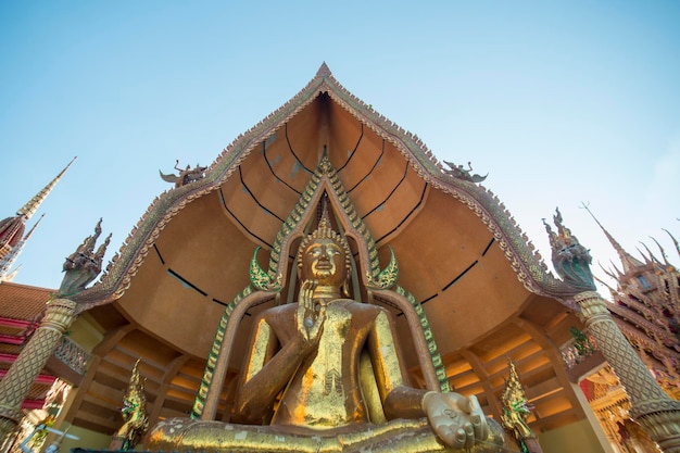 Niedrigwinkelansicht auf die Buddha-Statue in Wat Tham Su at Kanchanaburi