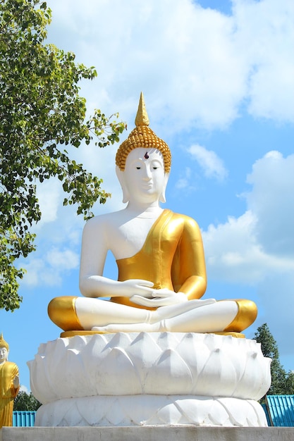 Niedrigwinkelansicht auf die goldene Buddha-Statue im Tempel gegen den Himmel