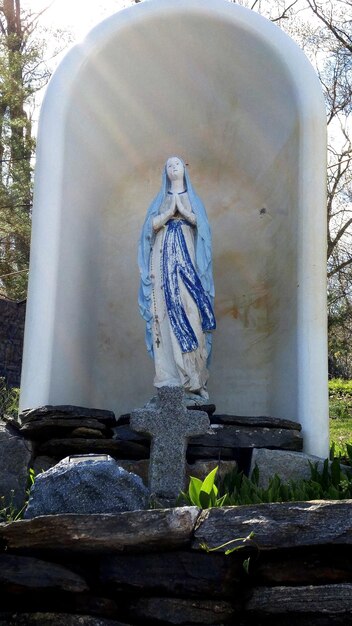 Niedrigwinkelansicht auf die Skulptur der Jungfrau Maria