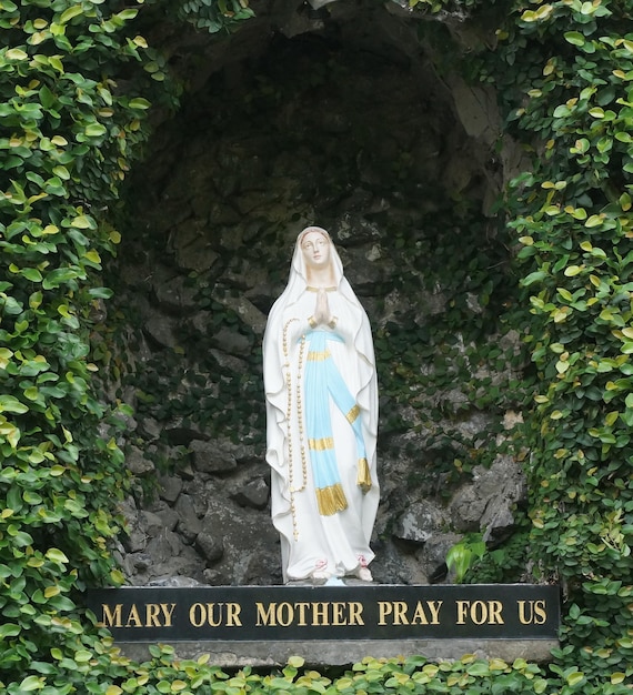 Niedrigwinkelansicht auf die Statue der Jungfrau Maria