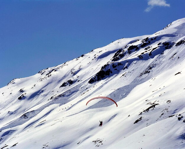 Foto niedrigwinkelansicht auf einen schneebedeckten berg vor klarem himmel