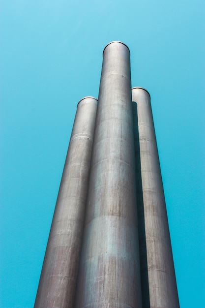 Foto niedrigwinkelansicht auf rauchstapel vor blauem himmel