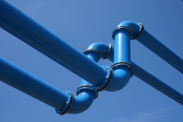 Niedrigwinkelansicht blauer Pipelines vor klarem blauen Himmel