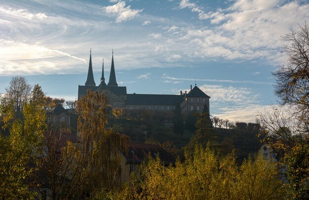 Foto niedrigwinkelansicht der abtei michaelsberg gegen den himmel in bamberg