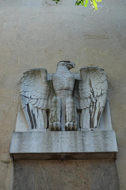 Niedrigwinkelansicht der Adlerstatue an der Wand