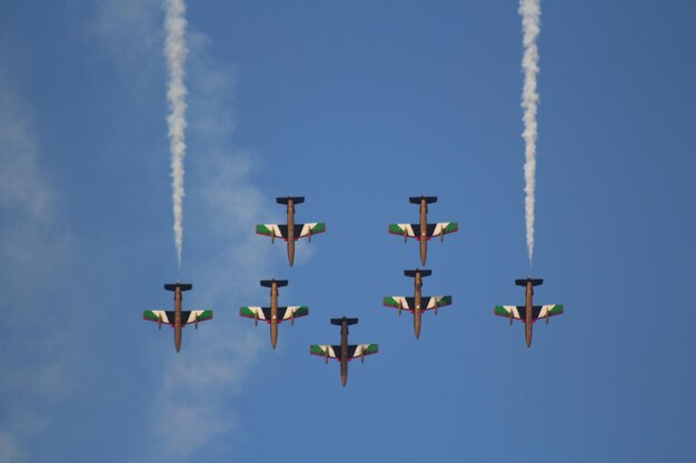 Foto niedrigwinkelansicht der airshow gegen den himmel