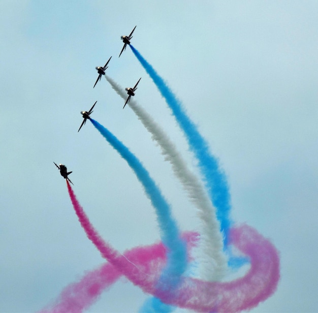 Foto niedrigwinkelansicht der airshow gegen den himmel