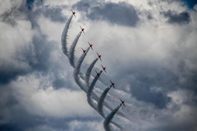 Foto niedrigwinkelansicht der airshow gegen den himmel