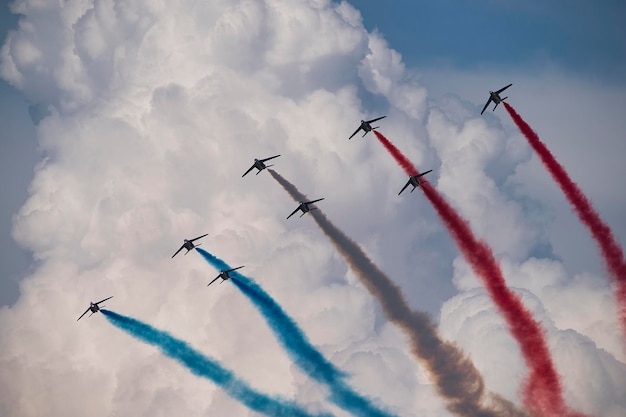 Foto niedrigwinkelansicht der airshow gegen den himmel