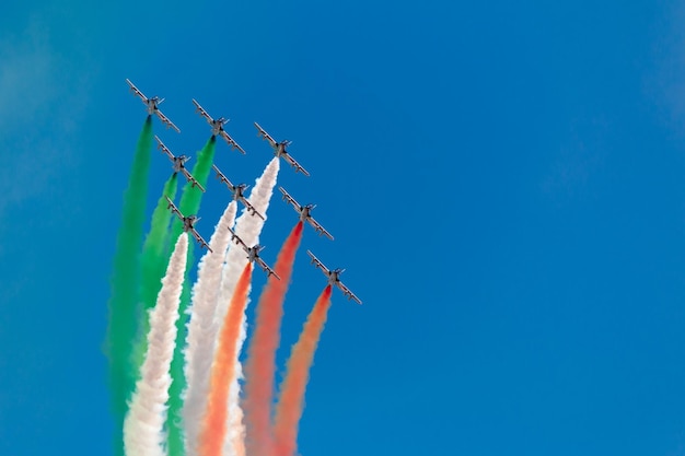 Niedrigwinkelansicht der Airshow vor klarem blauen Himmel