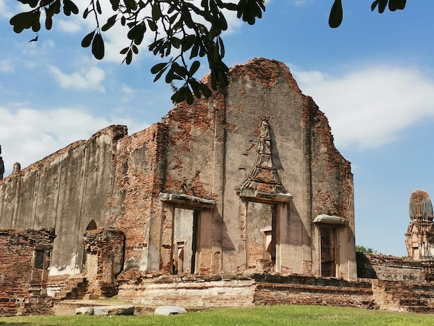 Foto niedrigwinkelansicht der alten kapelle