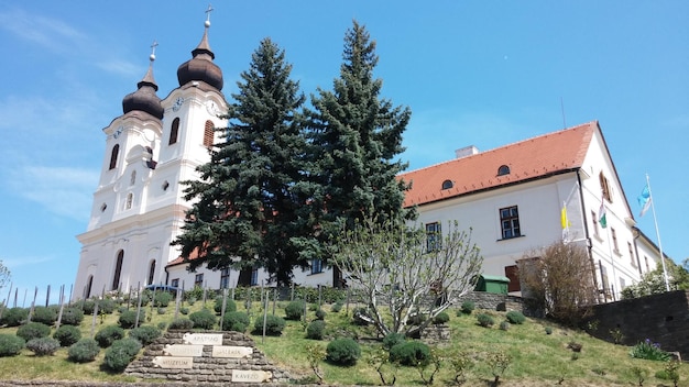 Niedrigwinkelansicht der alten Kirche gegen den Himmel
