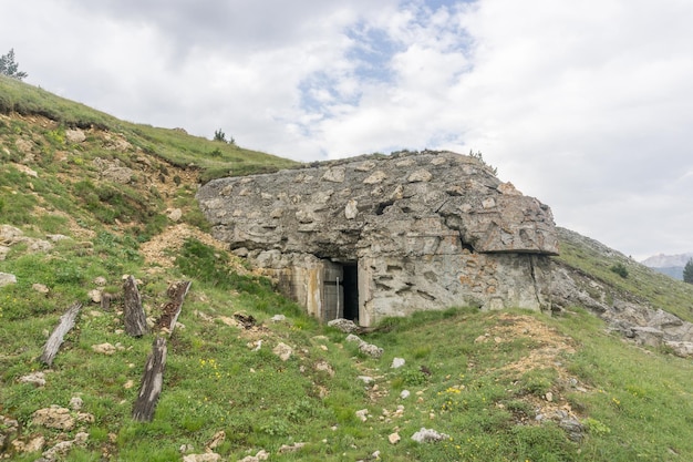 Niedrigwinkelansicht der alten Ruine gegen den Himmel