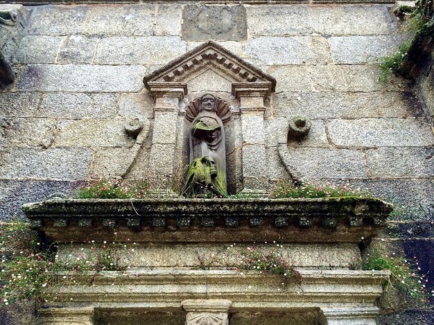 Niedrigwinkelansicht der alten Statue an der Wand
